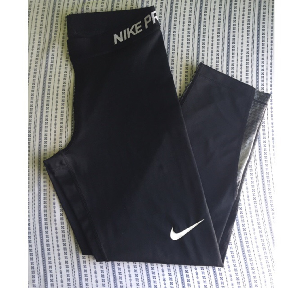 NWOT Nike Cropped Leggings